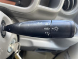 【オートライトシステム】車外の環境に合わせてライトを点灯します。トンネル入り口では瞬時に点灯するなど、点灯、消灯を車外の明るさに応じて行います。