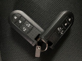 電子カードキーを携帯していれば、ドアハンドルやバックドアのリクエストスイッチを押すだけでドアの施錠・解錠が出来ます♪もちろん 遠隔操作も可能です!盗難防止のイモビライザー機能装備ですよ ☆