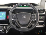 【Honda SENSING】 カメラ等装置で精度の高い検知能力を発揮、安全運転を支援します。ステアリング上のコントローラーに注目!