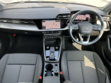 インテリアはブラックを基調とした内装になっております。飽きの来ないドイツ車らしい内装です。