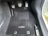 運転席フロアマットは使用感はありますが破れやほつれはありません。操作フィーリングにこだわって設計したアルミペダルを装備。