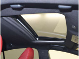 ムーンルーフを装備。天気の悪い日も車内が明るくなります。