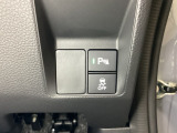 VSA装備車です。VSAはドライバーの操作と車の動きを見守っています。もし車の挙動が乱れたとき、4輪別々にブレーキをかけたり、エンジンパワーをしぼることによって車を安定させます。