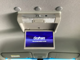 天井にリア席モニターが付いています。ナビゲーションで再生しているDVD等の映像を、後部座席の方にご覧いただくことができます。お子様にも大人気です。