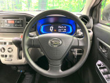 インテリアに合わせたデザインのステアリングは、運転される方のことも考え、運転しやすい形状、大きさです。是非一度、実際に触ってお確かめください。