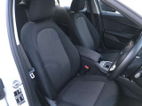 【コックピットシート】BMW車の主役席。車体中央にくる様に配置し車両重心とが一致する事でドライバーと車との一体感あるドライビングを実現。人間工学に基づき形成した形状が長時間のドライブ疲労も軽減します!