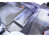 運転席と助手席の間にもセンターフロアトレイが有ります。