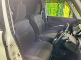 運転席まわりには十分なスペースがあり、大柄な方でもゆったり運転していただける環境です。
