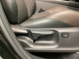 シートハイトアジャスターが付いているので運転姿勢を調整するのに便利ですね。身長に合ったシートポジションは安全運転や疲労軽減にもつながります。