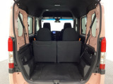開口部も広く荷物の積み下ろしもしやすいお車となっております。4人乗りでも充分な荷室のスペースがあります。シートの背もたれは5:5の割合で分割して可倒できるので、長いお荷物などを載せることもできます。