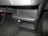 グローブボックスです!上下にスペースがあり、車検証や小物を収納可能です