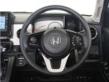 【Honda SENSING】 カメラ等装置で精度の高い検知能力を発揮、安全運転を支援します。ステアリング上のコントローラーに注目!