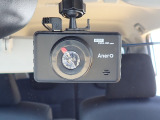 ◆【ドライブレコーダー】映像・音声などを記録する自動車用の装置です。もしもの事故の際の記録はもちろん、旅行の際の思い出としてドライブの映像を楽しむことができます。