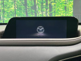 【8.8インチマツダコネクト】車内の雰囲気にマッチした大型のディスプレイ。スマホ接続でのナビ使用やBluetooth再生等、様々な機能が楽しめます。直感的なダイヤル操作が可能で、使い勝手も良好です。