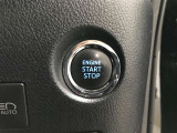 エンジンスタートスイッチです。キーが車内にあれば、エンジンの始動や停止はスイッチを押すだけ!キーを取り出す手間を省き、ワンプッシュで操作できるので簡単でスムーズです。