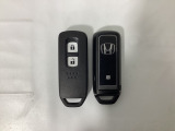 スマートキーを装備しています。鍵を差し込むことなくドアロックの開け閉めと、スタートボタン操作でのエンジンスタートができます。スペアキーも同じものを用意しております。