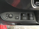 電動格納式リモコンドアミラーと、パワーウィンドウマスタースイッチ等は運転席ドアにあります。