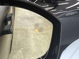 【ブラインドスポット】車線変更時に目視できない車を検知すると、検知した側のミラーに警告ライトが点灯。