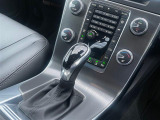 シフトは滑らかな7速AT。しっとりと手に馴染む革巻きのシフトノブを採用。