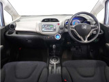 視界広々で運転しやすくロングドライブでも疲れを感じさせないすっきりとまとまったインパネ周りです。