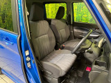 運転席まわりには十分なスペースがあり、大柄な方でもゆったり運転していただける環境です。
