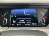 マルチインフォメーションディスプレイです。燃費や走行距離が分かり、半ドアなど車に異常がある際に警告してくれます。