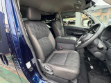 【グランドプレミアム専用内装】運転席も広々、ドライブも楽しめますね♪実際お座りいただくのが、分かりやすいと思います。お気軽にご来店ください!