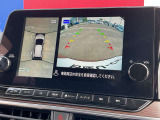 上から丸見えアラウンドビュー!車を真上から見下ろした様な映像を映し出すアラウンドビューモニター。これで車庫入れもラクラク。