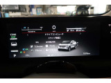 先進的なアドバンスドドライブアシストディスプレイ。ドライバーが必要な情報をグラフィカルに表示。大型のスピードメーターと一体化することにより、ドライバーの目線移動を極力抑え、安全運転をサポートします。