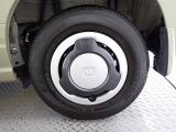 ホイールは車のデザインにマッチした専用タイプです。