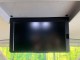 【フリップダウンモニター】大画面モニターで後席でもエンタメをお楽しみいただけます。小さなお子様にも大人気の装備です♪