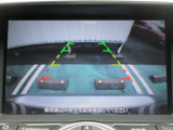 ナビ画面にバックビュ-モニタ-の映像を映し出しています。  狭い場所での車庫入れをサポ-トしてくれる便利アイテムです。