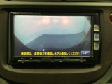 ギヤをR(バック)に入れるとナビの画面に後ろの映像が映るリアカメラ付です。後退時、コンディションが悪い視界でもカラーバックモニターがドライバーをサポートします。