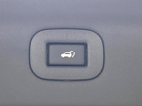 【パワーバックドア】スマートキーや運転席のボタンを押すだけでリアゲートが自動で開閉します!荷物を持っている時や、高い位置にあるバックドアを閉める際に便利な機能です♪