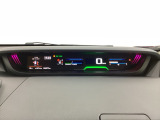 中央にデジタル表示のスピードメーターを配したハイブリット専用メーターになっています。左側のインフォメーション画面で燃費などの情報を確認できます。