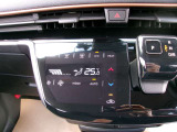 快適オートエアコン付♪設定温度をキープし車内を快適な温度に保ちます♪