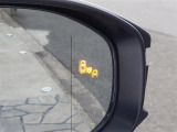 {ブラインドスポットモニター}隣の車線を走る車両をレーダーで検知し、ドアミラーに搭載されたLEDインジケーターが点灯し注意を喚起してくれます。