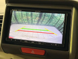 【バックカメラ】駐車時に後方がリアルタイム映像で確認できます。大型商業施設や立体駐車場での駐車時や、夜間のバック時に大活躍!運転スキルに関わらず、今や必須となった装備のひとつです!