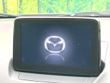 【8インチマツダコネクト】車内の雰囲気にマッチした大型のディスプレイ。スマホ接続でのナビ使用やBluetooth再生等、様々な機能が楽しめます。直感的なダイヤル操作が可能で、使い勝手も良好です。