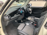 MINIは見切りの良い車です。右左折時や駐車に不安を感じている方も安心して運転することができます!