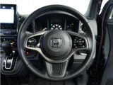 【Honda SENSING】 カメラ等装置で精度の高い検知能力を発揮、安全運転を支援します。ステアリング上のコントローラーに注目!