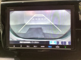 バックでの車庫入れも安心です! リアカメラが付いているバックモニター付のナビを装備しております。操作線もついており距離感も画面から確認できます。