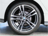 【BMWアロイホイル】軽量かつ強度に拘ったアロイホイル。走行性能ポテンシャルを引き出す設計。車の足元を引き締めてくれる大きなポイントはアロイホイルです。