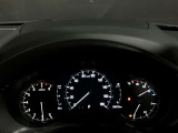 【アクティブ・ドライビング・ディスプレイ】フロントガラスにルートや車速などの情報を表示し、ドライバーの視線移動と、焦点調整の 時間をさらに短縮する事で、わき見のリスクを低減し ます。