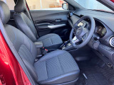 運転しやすい最適な姿勢に調整することができるシートシフター付き。リラックスして運転できます。