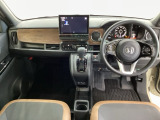 車内は光触媒抗菌消臭施工済です。インパネ周りはスタイリッシュなデザインで機能や装備も充実しています。グローブボックスやカップホルダーのほかにトレーなどたくさんの収納スペースが付いています。