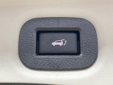 【パワーバックドア】スマートキーや運転席のボタンを押すだけでリアゲートが自動で開閉します!荷物を持っている時や、高い位置にあるバックドアを閉める際に便利な機能です♪