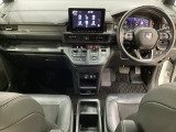 車内は光触媒抗菌消臭施工済です。インパネ周りはスタイリッシュなデザインで機能や装備も充実しています。グローブボックスやカップホルダーのほかにトレーなどたくさんの収納スペースが付いています。
