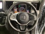 ハンドルにHondaセンシング系のクルーズコントロールやレーンキープアシストなどのスイッチと、オーディオの操作スイッチが装備されています。ハンドルから手を離さず安全に操作できます。