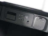 CD/DVDのほか、USB接続ポートにAUX端子を装備しています。スマートフォンやミュージックプレーヤーなどの接続に最適です。もちろんブルートゥース接続にも対応しています!